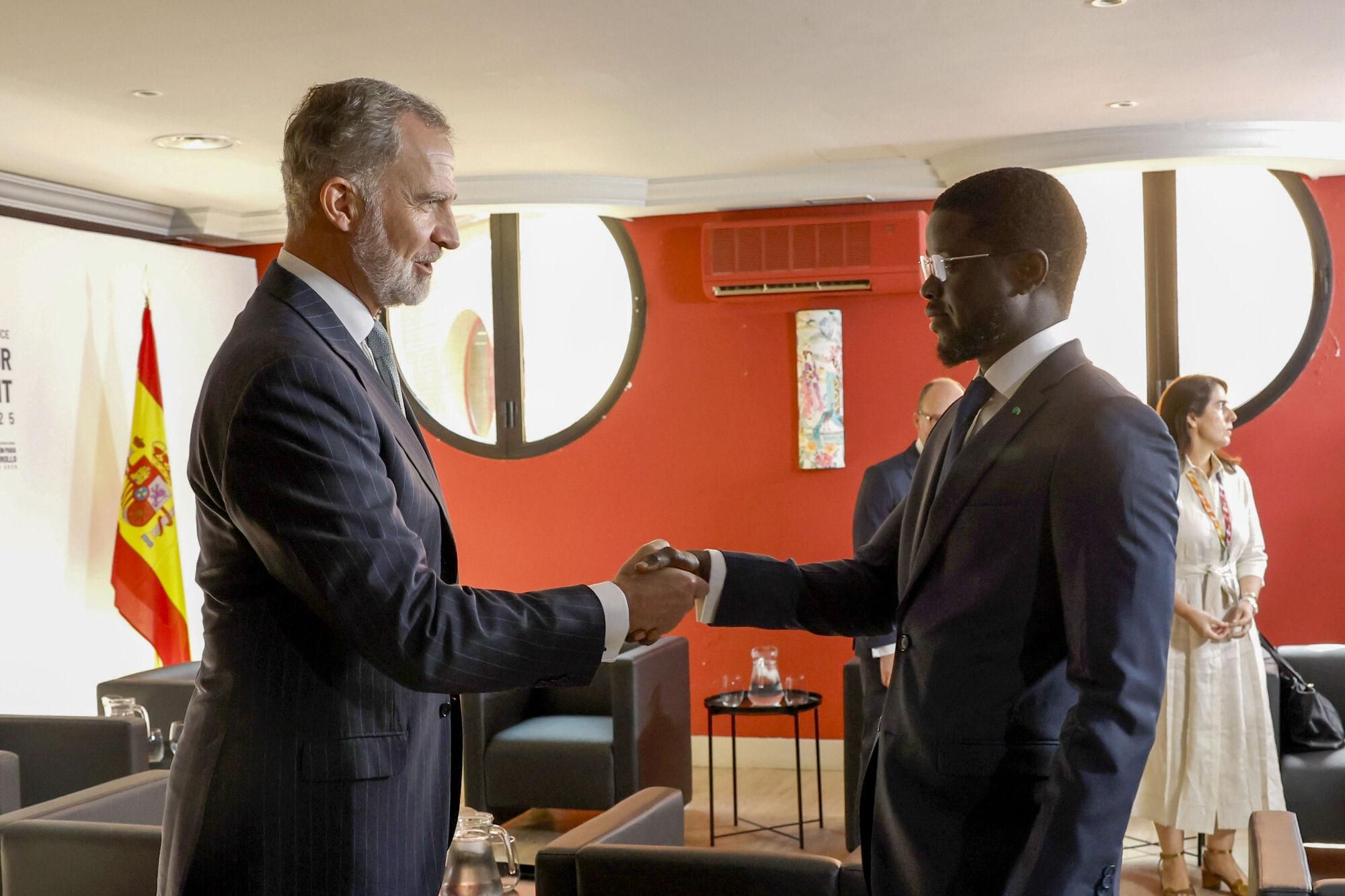SEVILLA, 30/06/2025.- El rey Felipe VI estrecha la mano al presidente de Senegal, Bassirou Diomane Faye (d) antes de mantener una reunión bilateral celebrada en el marco de la IV Conferencia Internacional de la ONU sobre Financiación para el Desarrollo, este lunes en Sevilla. Unos setenta jefes de Estado o de Gobierno se reúnen desde hoy y hasta el próximo jueves en este encuentro que aspira movilizar más recursos en cooperación y reafirmar el compromiso con el multilateralismo. EFE/J. J. Guillén