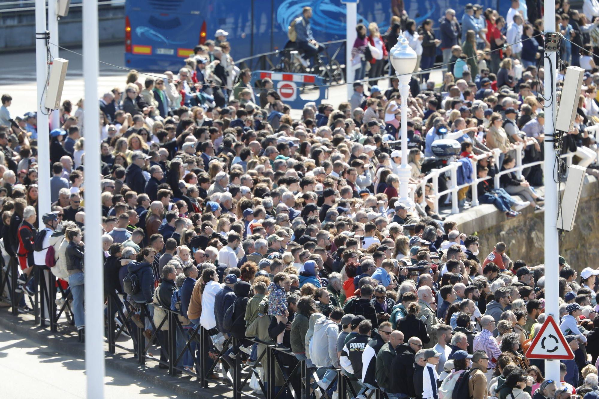 EN IMÁGENES: Así fue la revista naval  del Rey Felipe VI y la exhibición aérea en Gijón por el Día de las Fuerzas Armadas