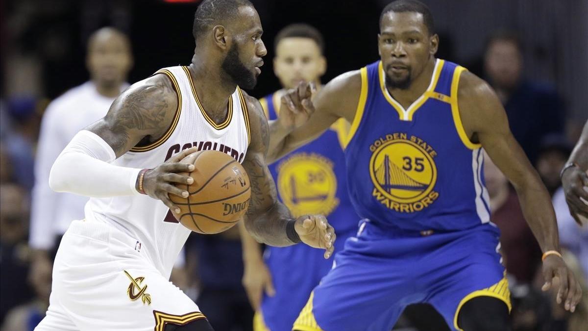 Lebron James conduce el balón ante Durant, durante la última final de la NBA