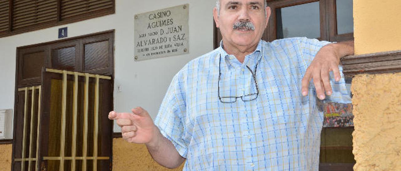 Antonio Guedes, a la entrada del Casino de Agüimes.