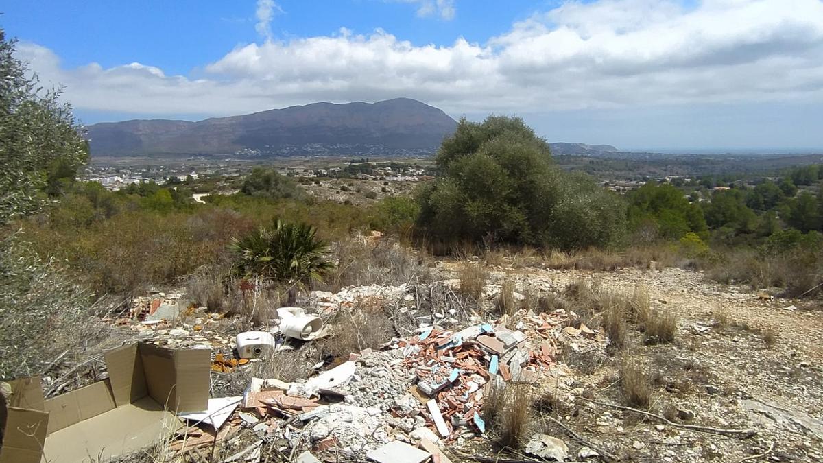 Escombros arrojados en una loma del término de Gata de Gorgos