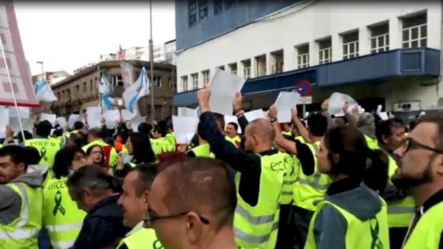 Trabajadores de Ence reclaman en Vigo a Pedro Sánchez la continuidad de la pastera