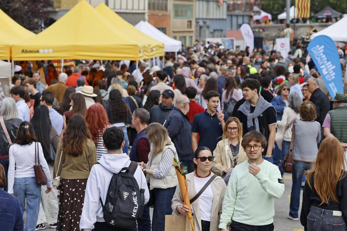 Les imatges de la diada de Sant Jordi a Girona