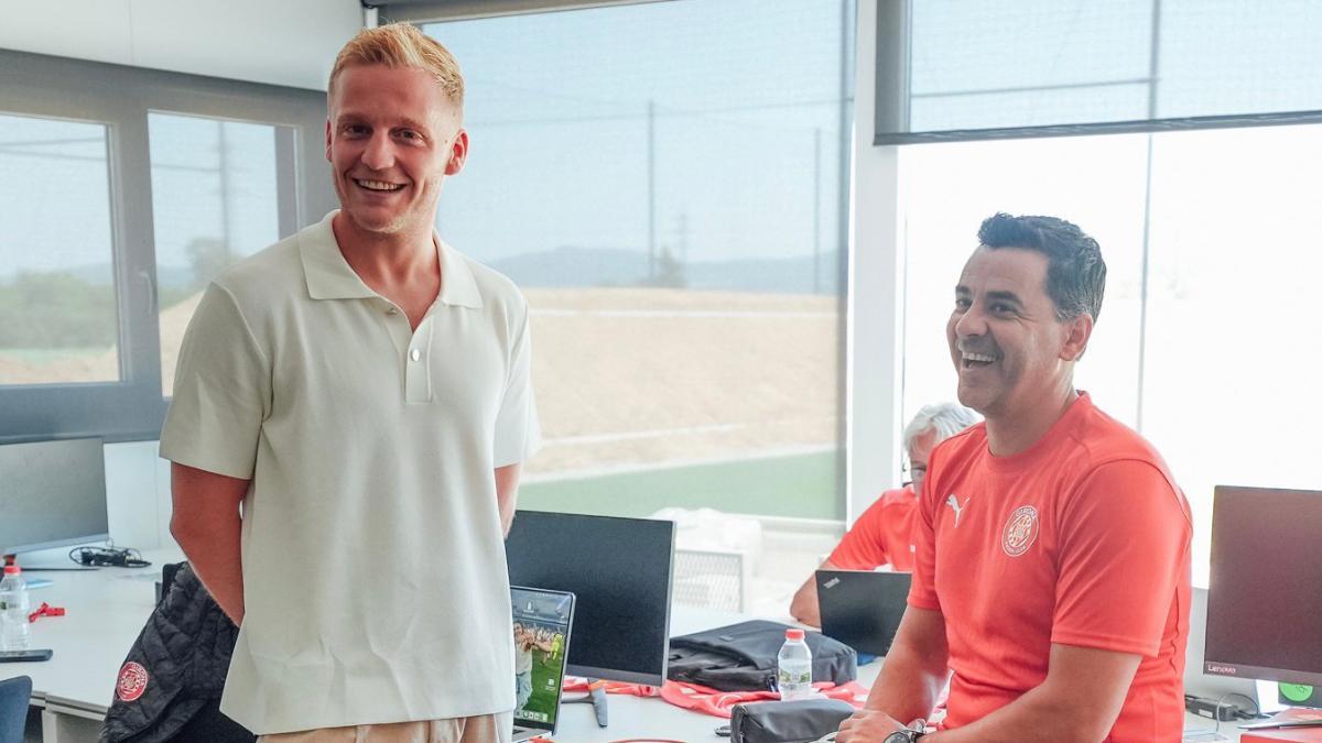 Van de Beek, junto a su nuevo entrenador, Míchel