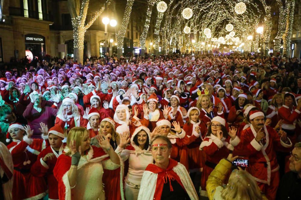 Más de 1.200 Papás Noel bailan en línea en el Born de Palma