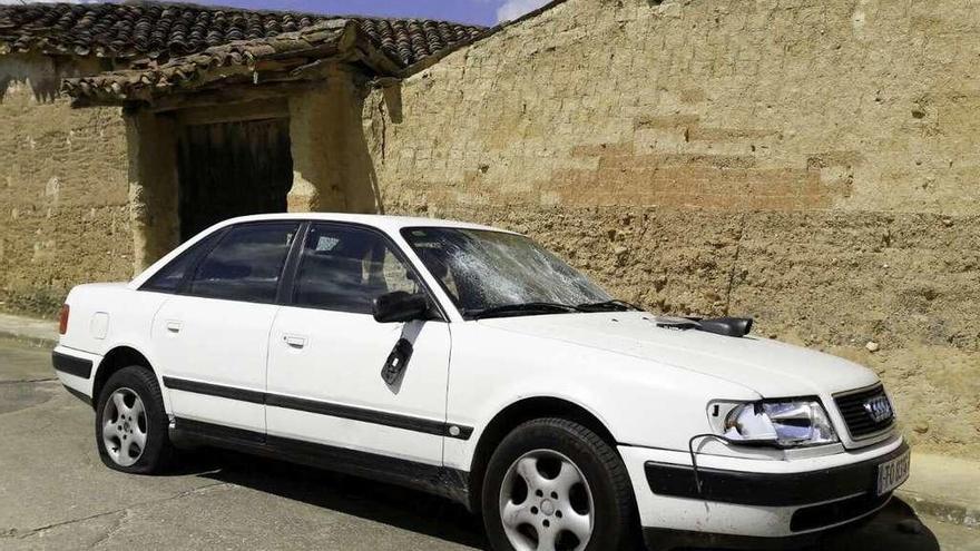 Estado en el que quedó el coche del vecino de Calzadilla agredido la madrugda del día 19.