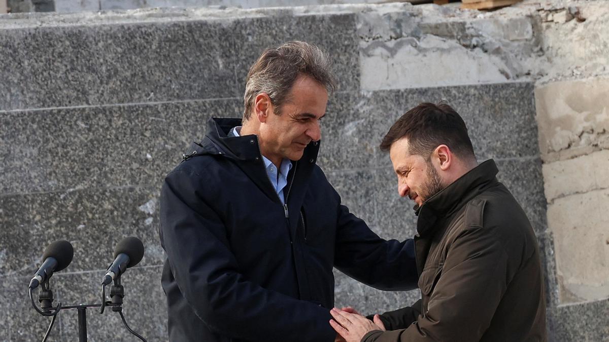 Mitsotakis estrecha su mano con la de Zelenski, este miércoles en Odesa.