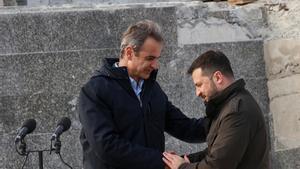 Mitsotakis estrecha su mano con la de Zelenski, este miércoles en Odesa.