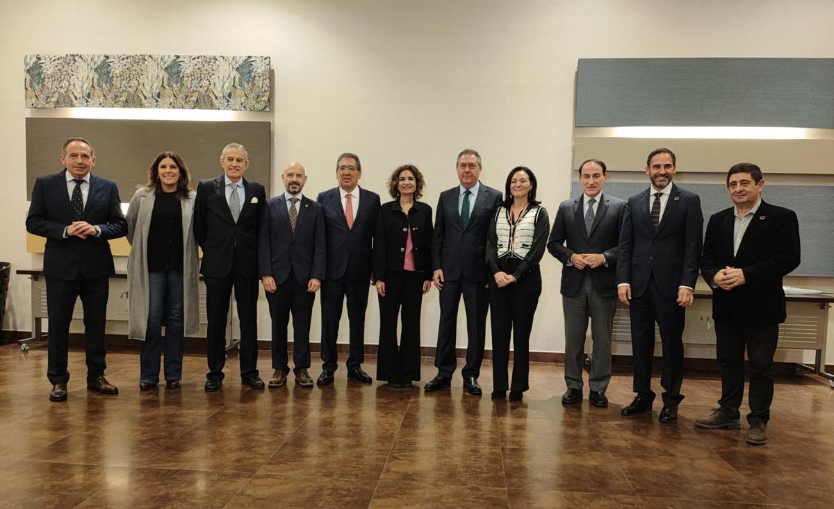 María Jesús Montero y Juan Espadas, junto a otros asistentes al desayuno informativo.