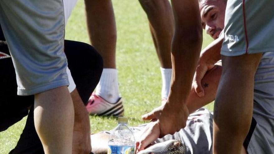 Cristian García es atendido tras sufrir un golpe en un entrenamiento del conjunto grana.