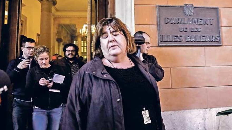 Huertas, el miércoles abandonando el Parlament tras su destitución como presidenta.