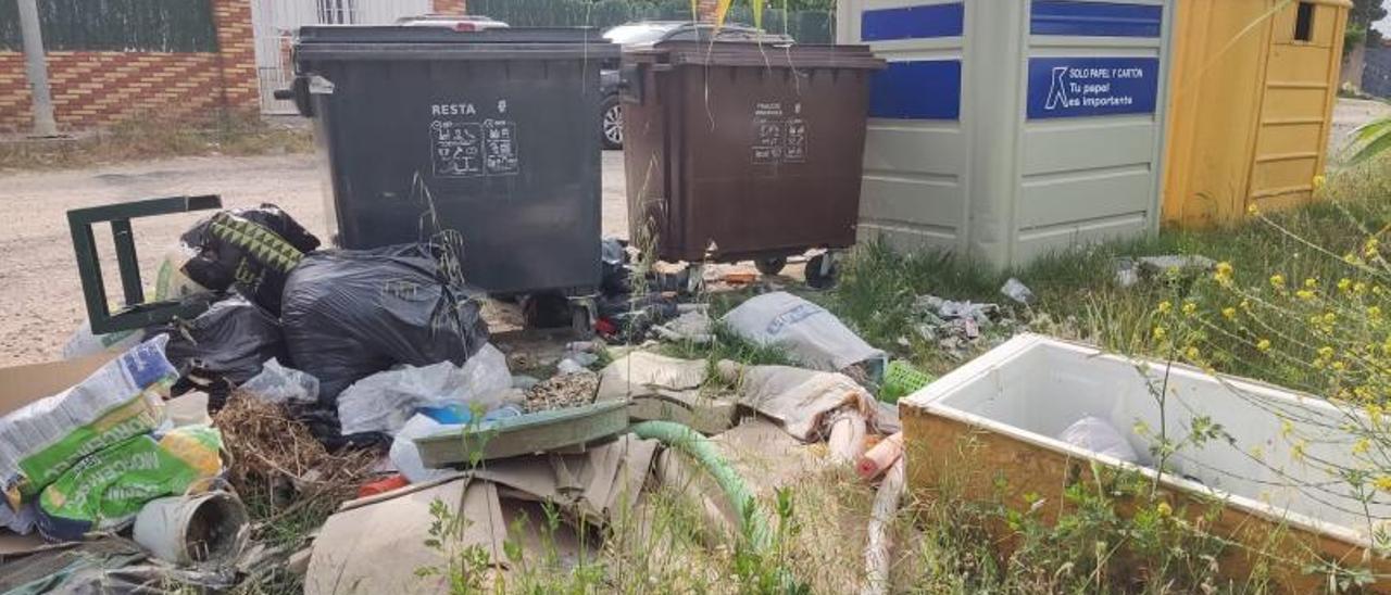 Los contenedores acumulan habitualmente basura a su alrededor y se han convertido en un foco de insalubridad. | LEVANTE-EMV