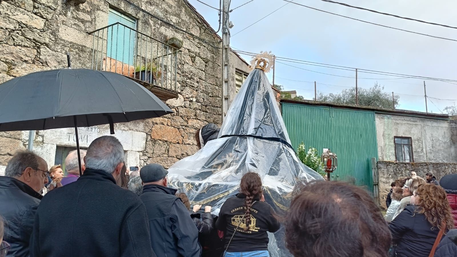 GALERÍA | La lluvia no impidió la salida de la procesión del Santo Entierro en Fermoselle