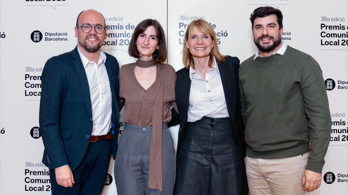 David Font (alcalde), Chantal Poch (treballadora de la biblioteca i creadora de la campanya de comunicació), Lluïsa Moret (presidenta de la Diputació) i Lluís Vall (regidor de Cultura), a la gala dels premis