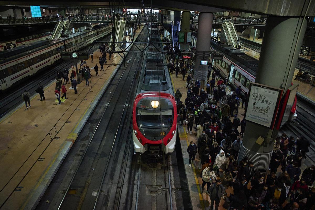 Acumulación de viajeros en un andén de la estación de Atocha.