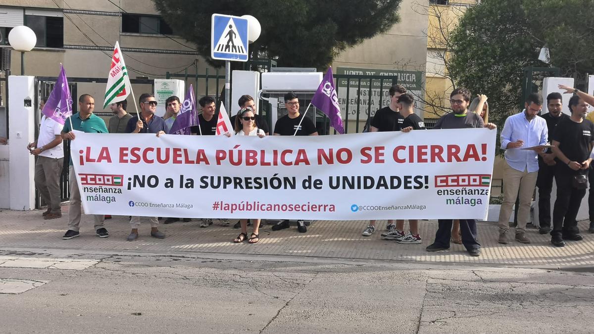 Protesta ante el IES Los Colegiales de Antequera.