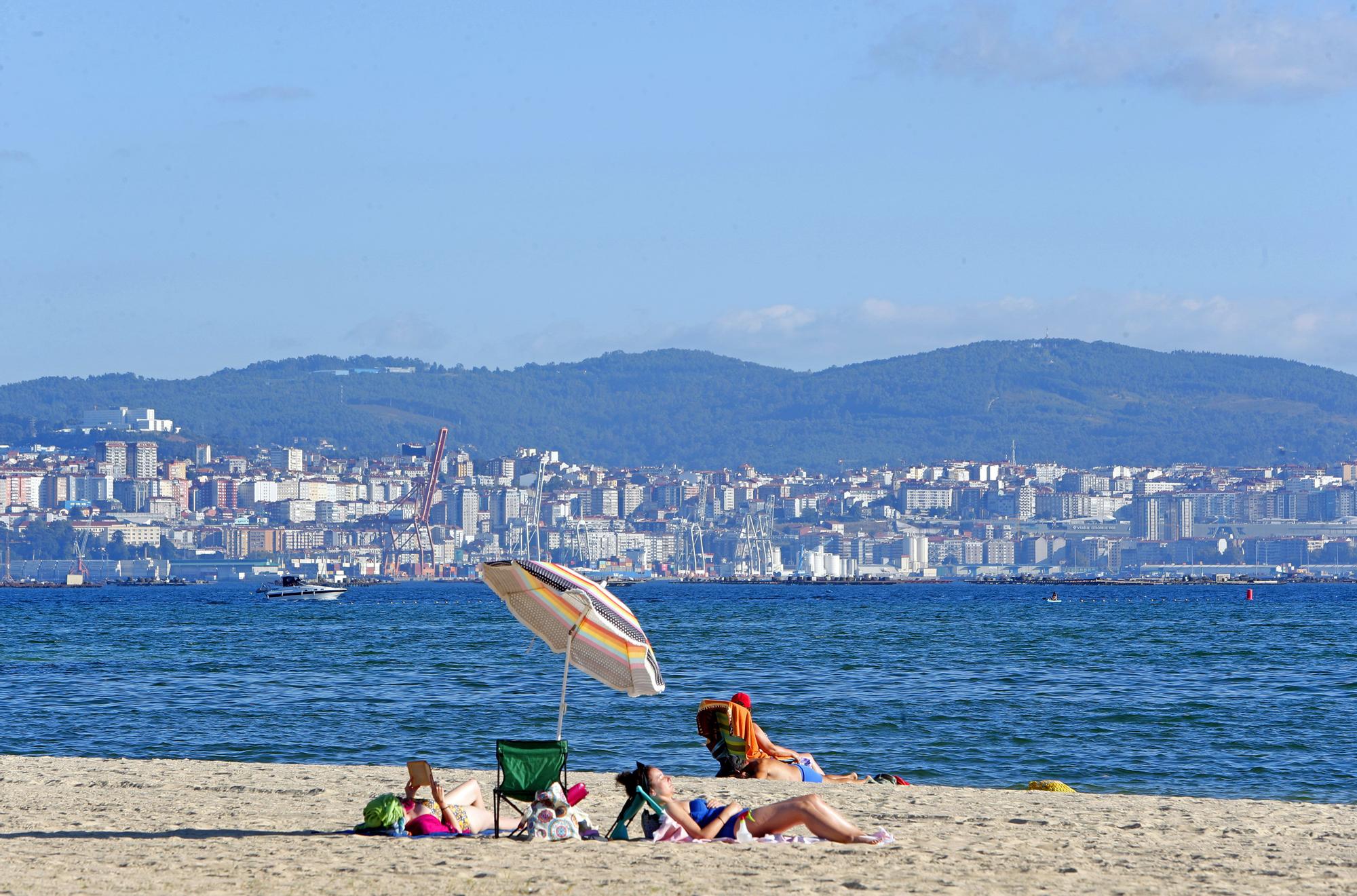 O MORRAZO. VISTA DE BUEN TIEMPO EN LA RIA DE VIGO CON EL SKYLINE DE VIGO DE FONDO.