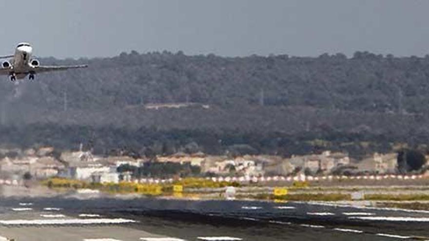 Un avión en plena maniobra de despegue en la pista del aeropuerto de Palma.