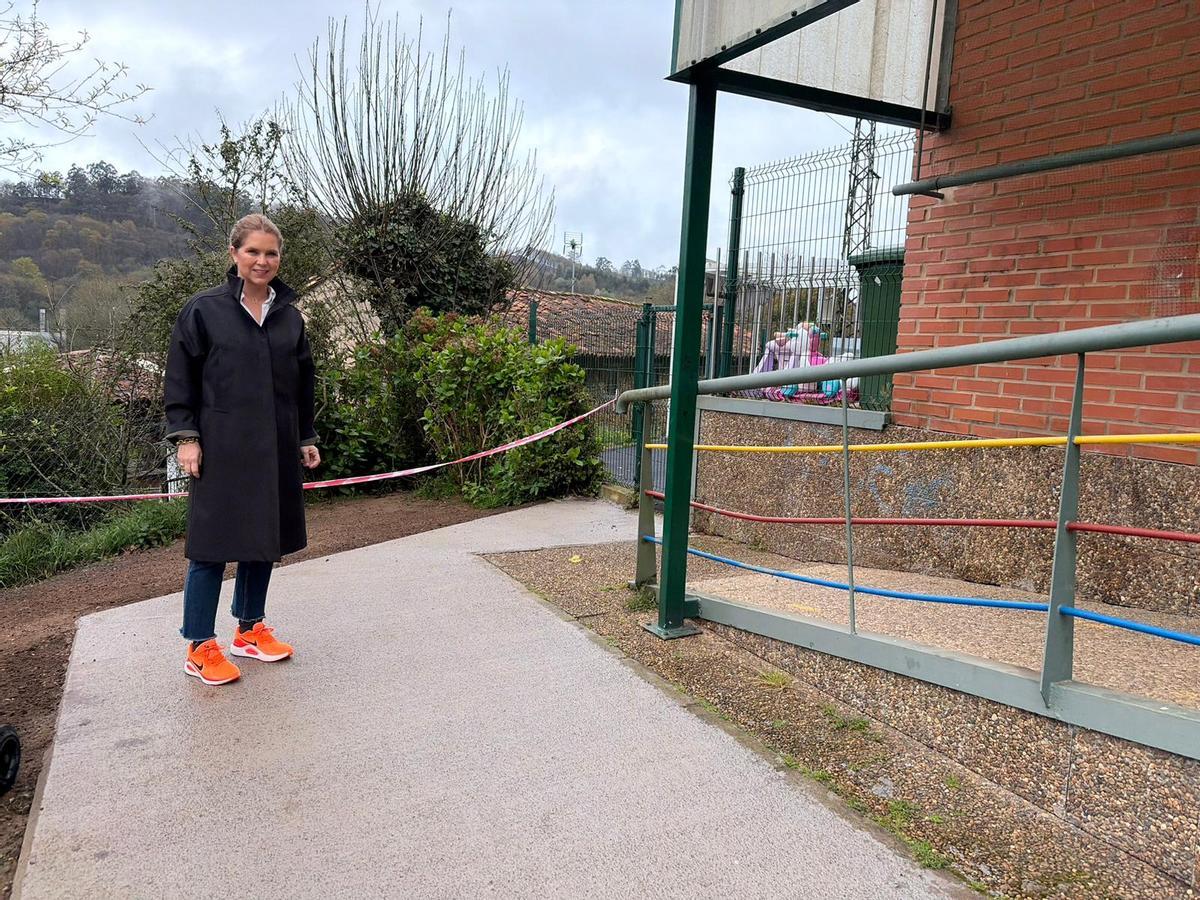 La edil Eva Iglesias, durante la visita al recinto.
