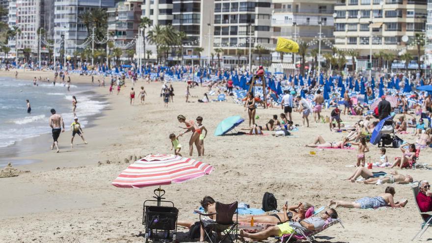 La playa de Levante de Benidorm, al mediodía de ayer, con turistas que se atrevieron incluso a darse un baño en el mar.