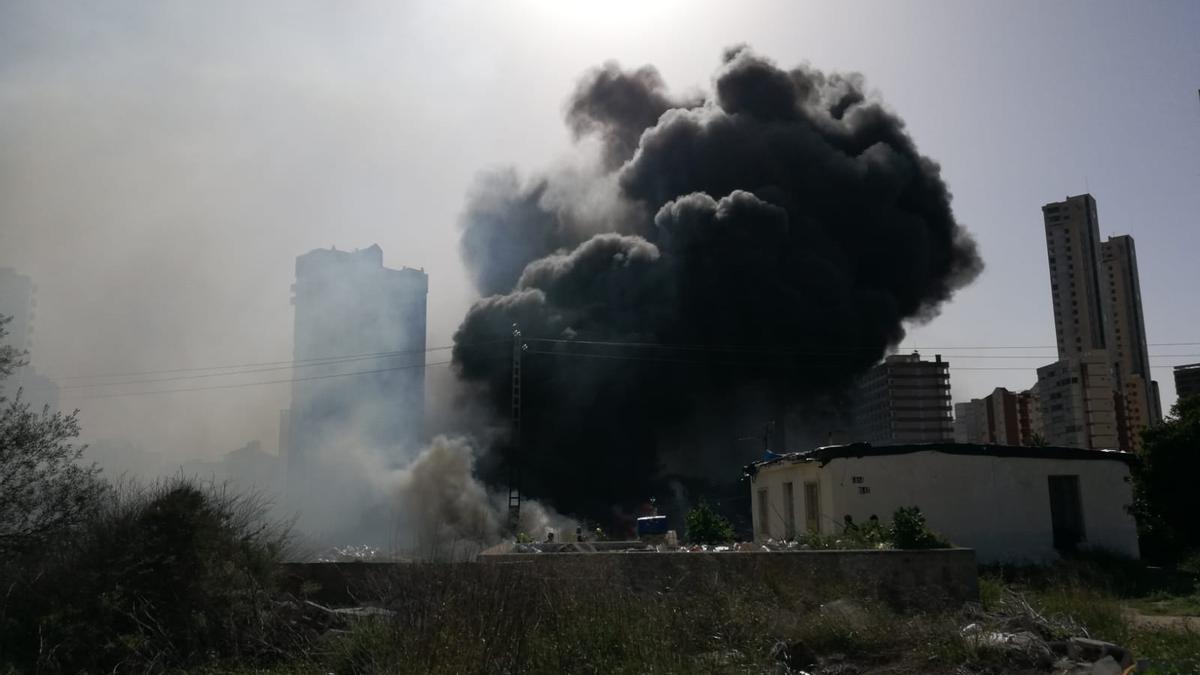 Otra imagen donde se aprecia a los Bomberos del parque de Benidorm trabajando en la extinción.