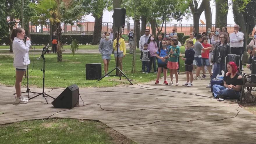 La Escuela de Música Duquesa Pimentel canta por la paz en Ucrania en Benavente
