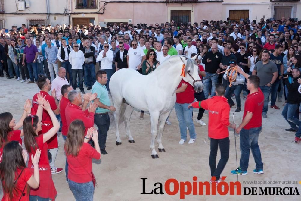 Día uno de mayo, entrada de caballos al Hoyo