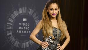 Ariana Grande posando en la entrega de los premios MTV el pasado 24 de agosto 