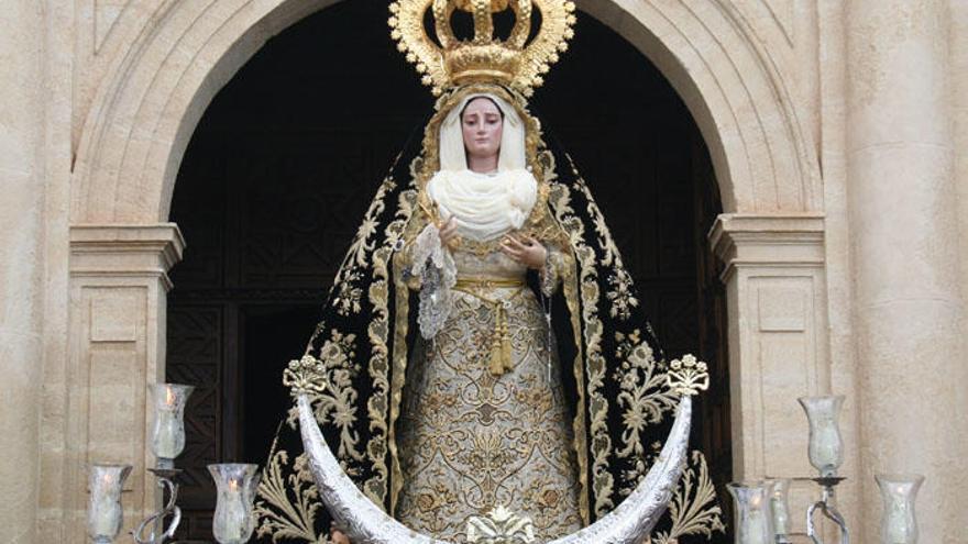 La imagen de Nuestra Señora de la Soledad procesiona el Viernes Santo.