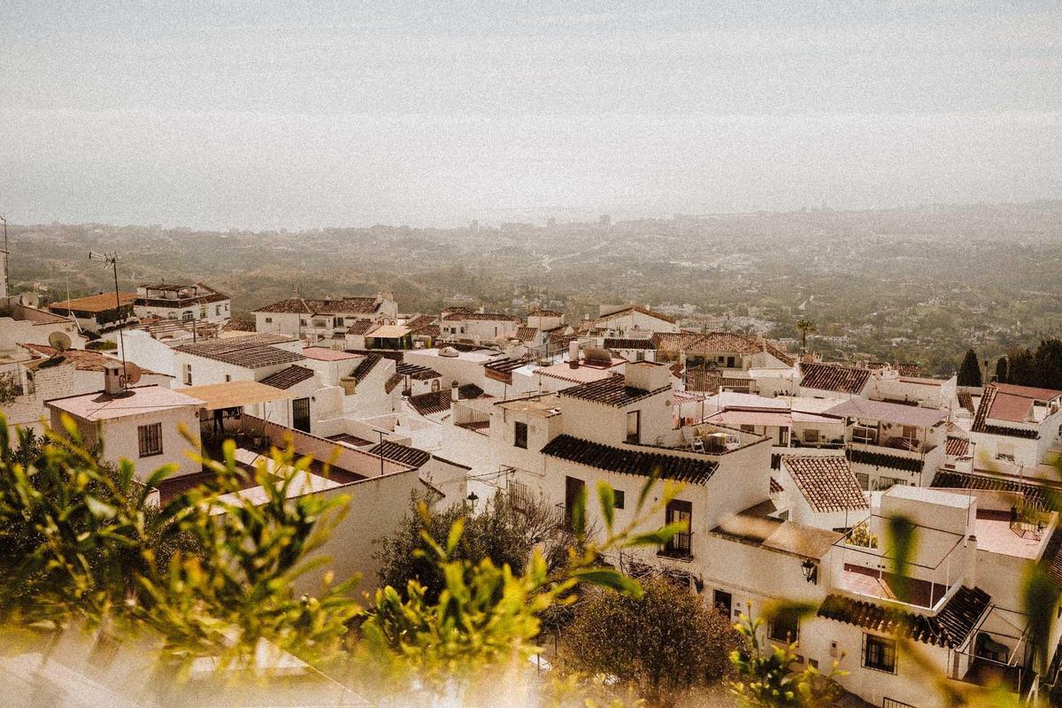 Cala Mijas está comprometido con el desarrollo sostenible de la localidad, tanto medioambiental como sociamente