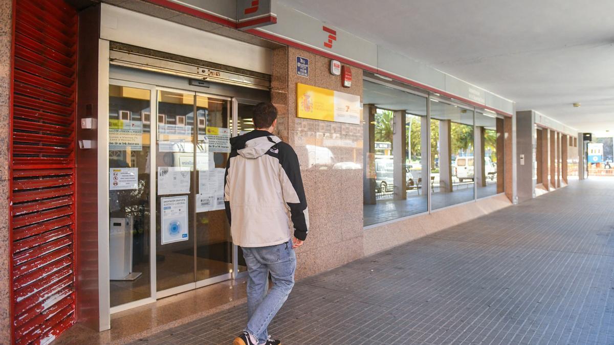Un joven pasea frente a una oficina del INEM