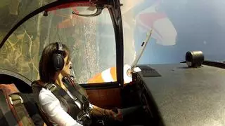 De la fobia a volar a pilotar aviones acrobáticos: la historia de Sílvia Carré