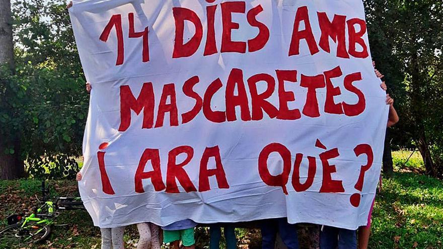 Alumnes de l&#039;escola Finestres de Mieres aguantant una pancarta reivindicativa.
