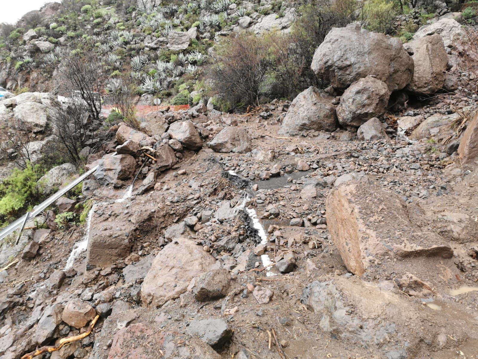 Desprendimientos en la subida a Fataga