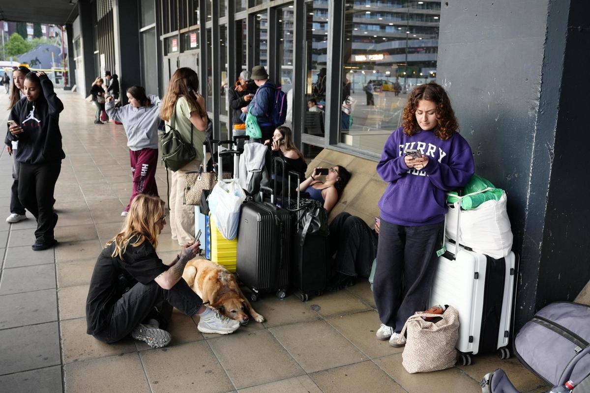 Desconcierto en Sants por la falta de trenes el día después del apagón