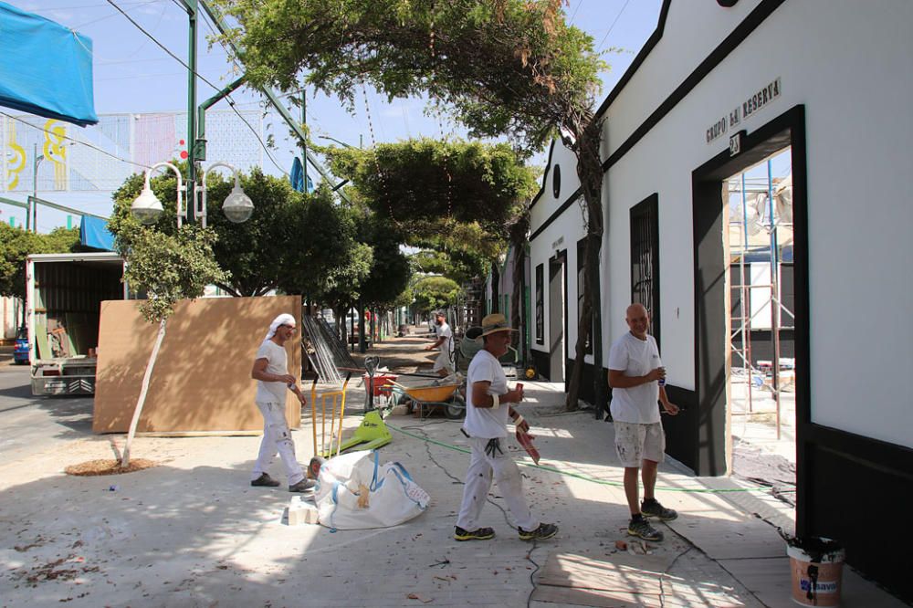 El Cortijo de Torres acelera los trabajos en casetas, calles y portada para ponerse a punto de cara al inicio de la semana de Feria.