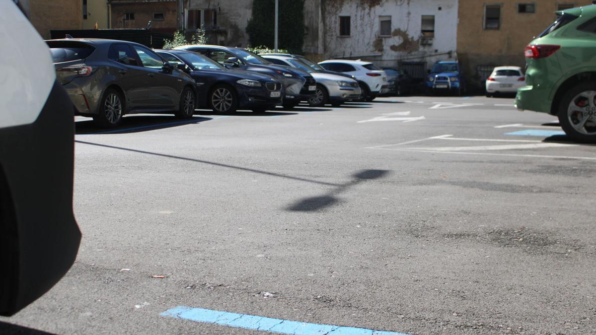 Vehículos en el parking de zona azul del Sinagua.