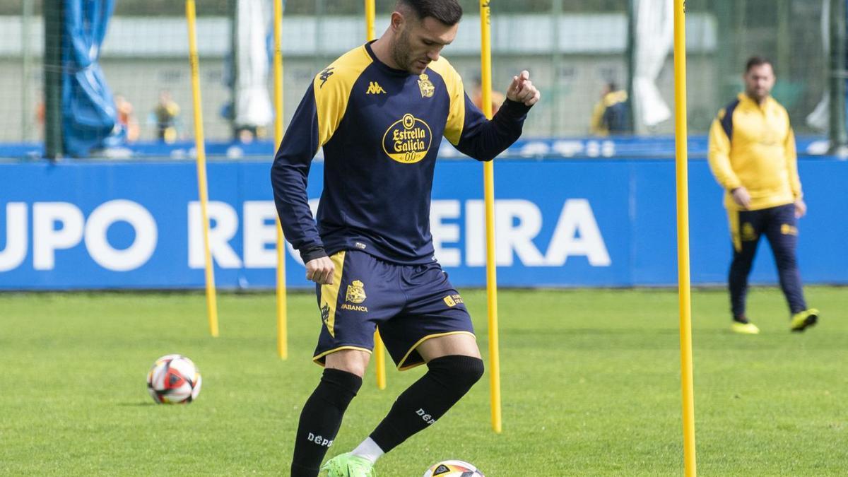 Lucas Pérez conduce la pelota en el último entrenamiento del Dépor en Abegondo. |  // CASTELEIRO / ROLLER AGENCIA