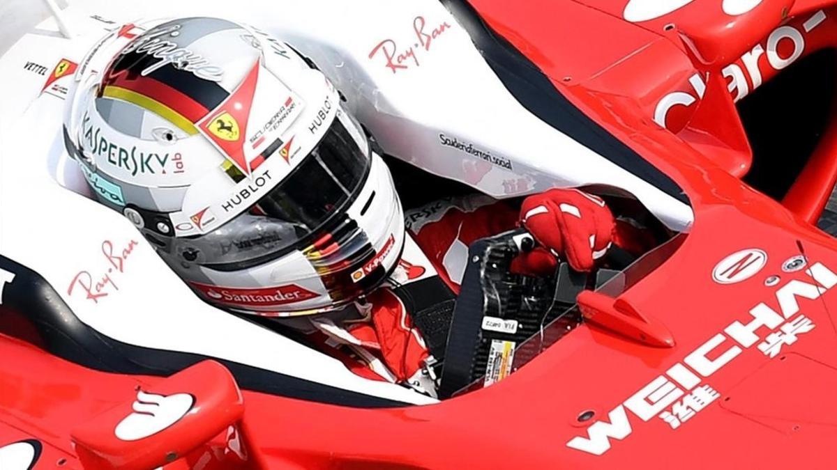 Sebastian Vettel, a los mandos de su Ferrari hoy en Monza.