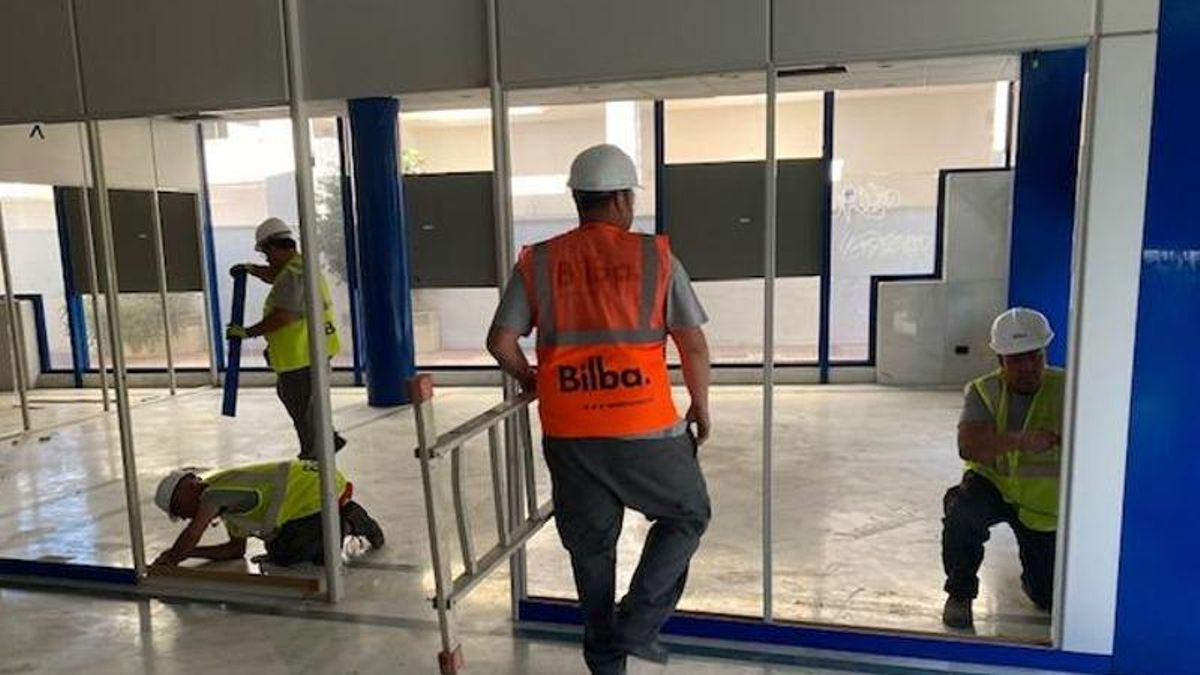 Operarios trabajan en las obras de acondicionamiento para habilitar un centro de salud en la antigua sede de Urbanismo.