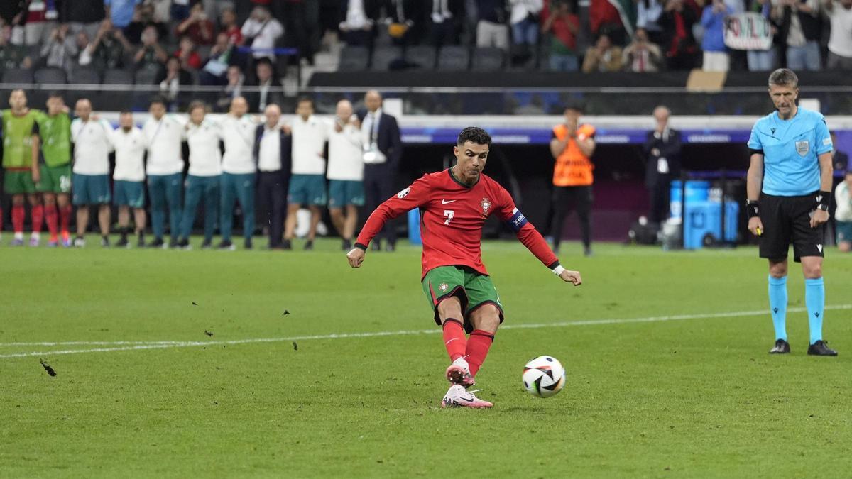 Cristiano lanza el primer penalti de la tanda, el segundo de la noche, que transformó.