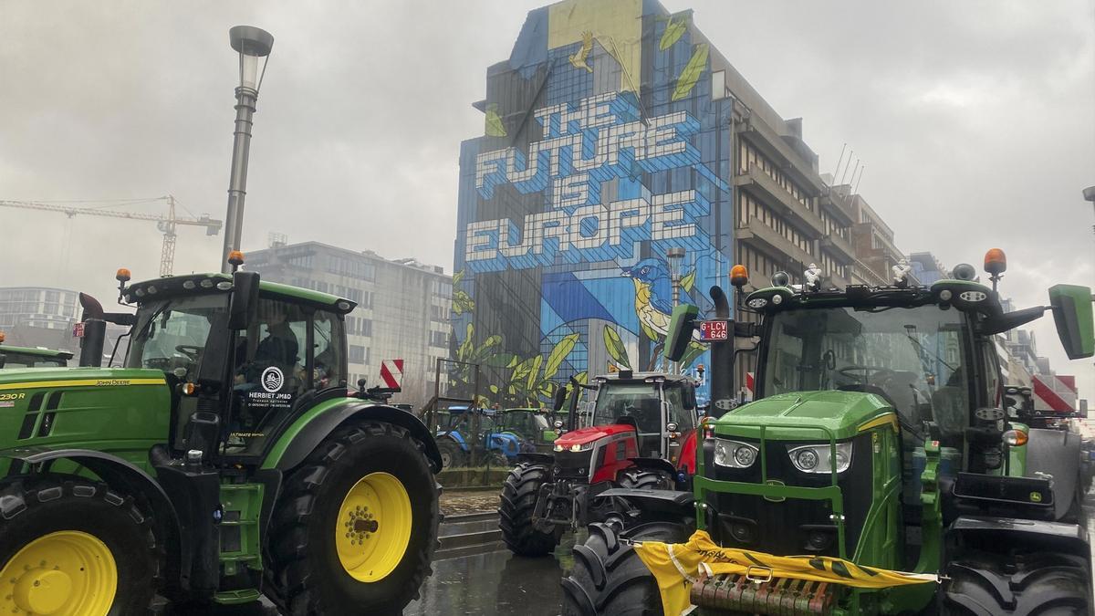 Más de un millar de tractores toman Bruselas en una protesta con violencia por la precariedad del sector agrícola