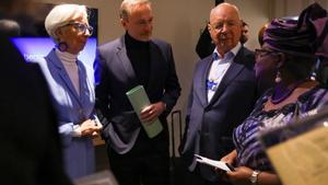 La presidenta del BCE, Christine Lagarde, conversa con el ministro alemán de Finanzas, Christian Lindner, con el presidente del Foro de Davos, Klaus Schwab, y con la directora general de la Organización Mundial del Comercio, Ngozi Okonjo-Iweala.