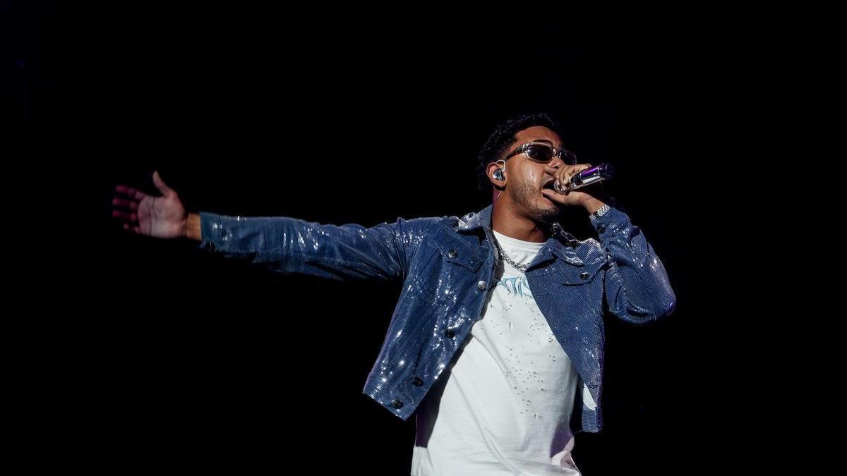 El cantante Myke Towers durante un concierto.