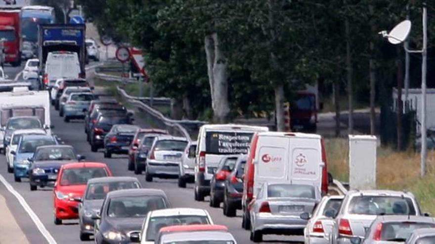 Retenció de vehicles a l&#039;altura de Llambilles, ahir a la tarda, després de l&#039;accident de trànsit.