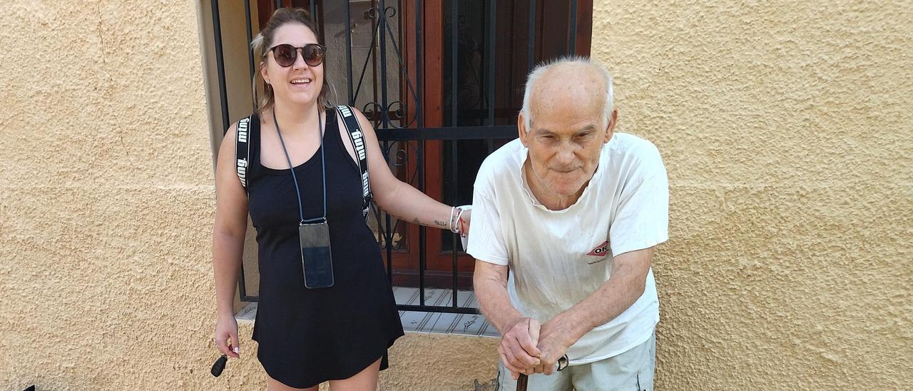 Ariana López y José Alemany, esta mañana en Benirrama. José tiene 94 años y dice que es la primera vez que se desaloja su pueblo