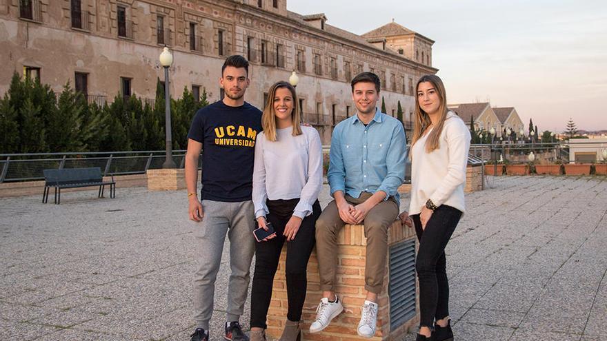 Estudiantes en el Campus de Los Jerónimos.