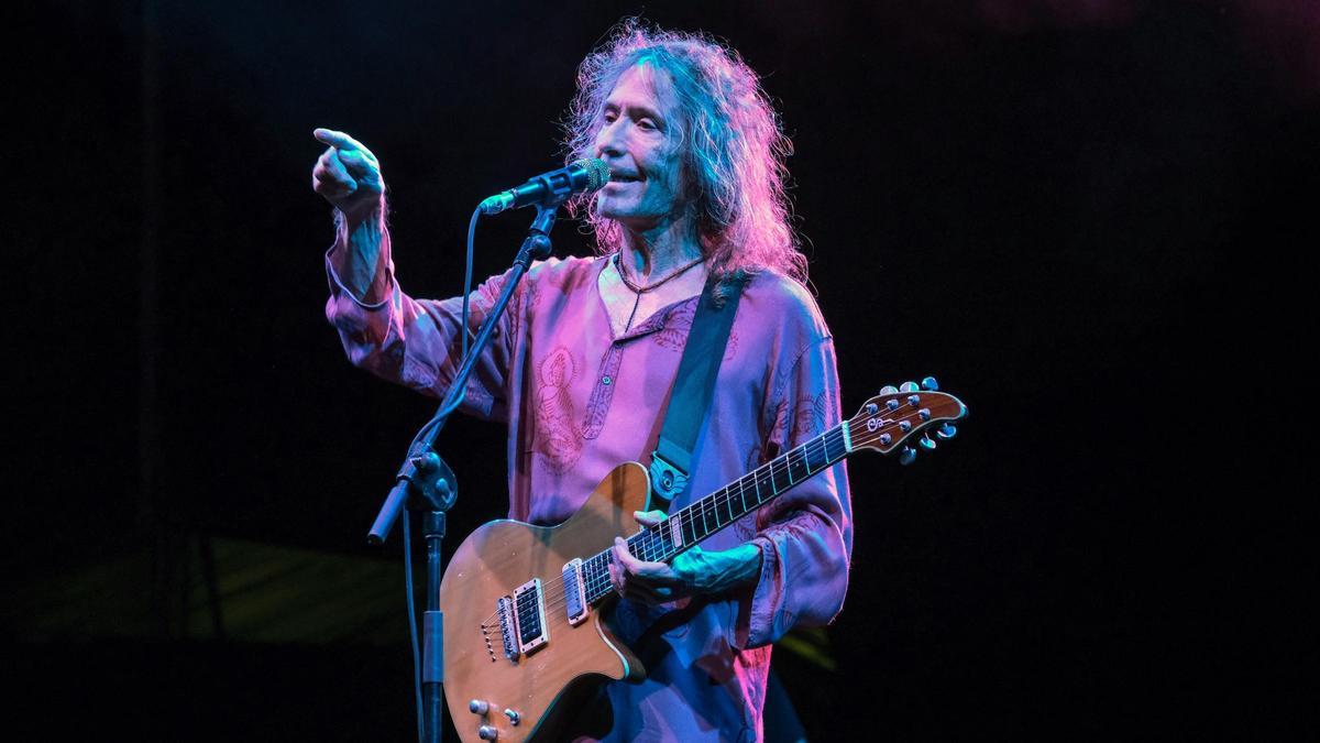 Robe Iniesta actuando con Extremoduro en el Alcazaba Festival 2022, en Badajoz