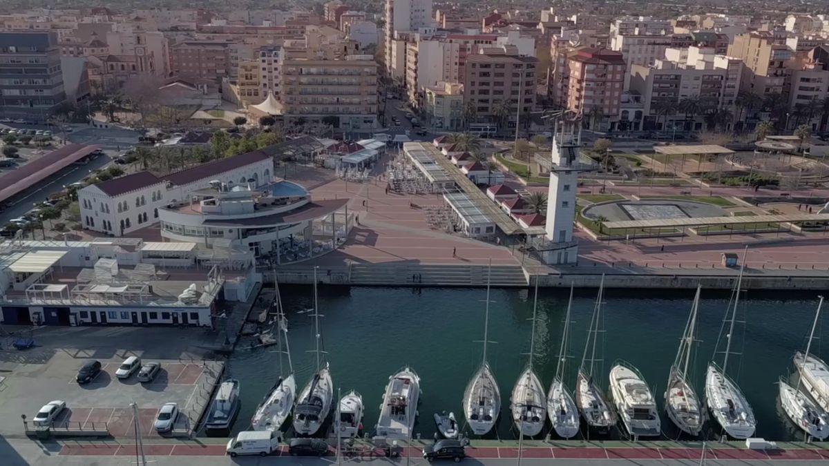 La plaza del Mar del Grau dispone de una situación privilegiada, junto al Gran Casino, el Real Club Náutico o el paseo Buenavista.