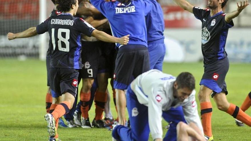 Xisco, en el centro, felicitado por su compañeros, con Guardado, Juan Domínguez y Riki -en el suelo-, tras la victoria en Tarragona en 2012. fran martínez